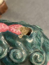 Un mod&egrave;le d'un lion bouddhiste en porcelaine de Chine famile rose et une paire de porte-encens en biscuit &eacute;maill&eacute; vert, 19&egrave;me